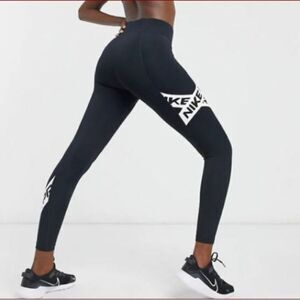 NIKE BLACK PRO LOGO CAPRI LEGGINGS MEDIUM